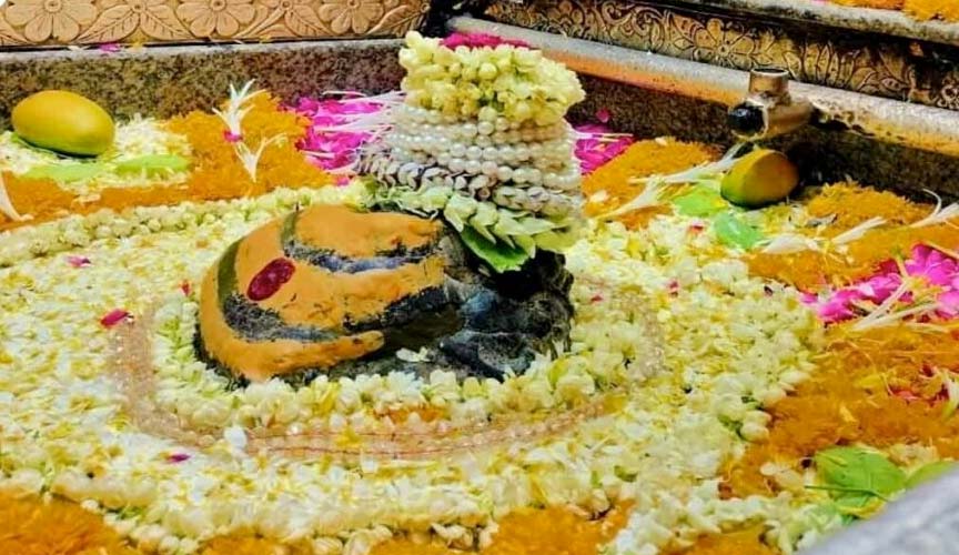 Omkareshwar Jyotirlinga decorated with flowers and sacred offerings