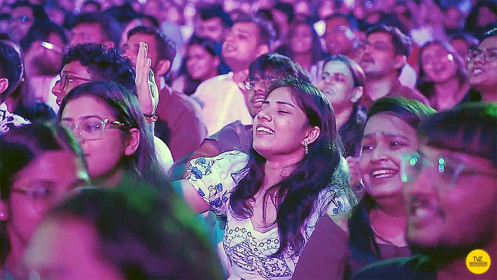 Gen Z audience fully absorbed in live bhajan jamming session