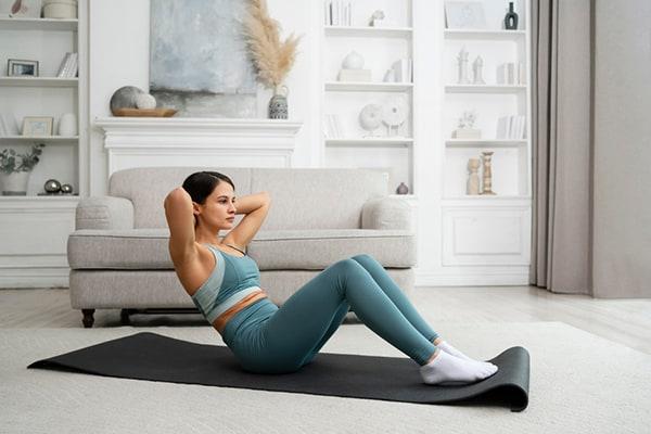 young women doing her core workout at home without equipment 