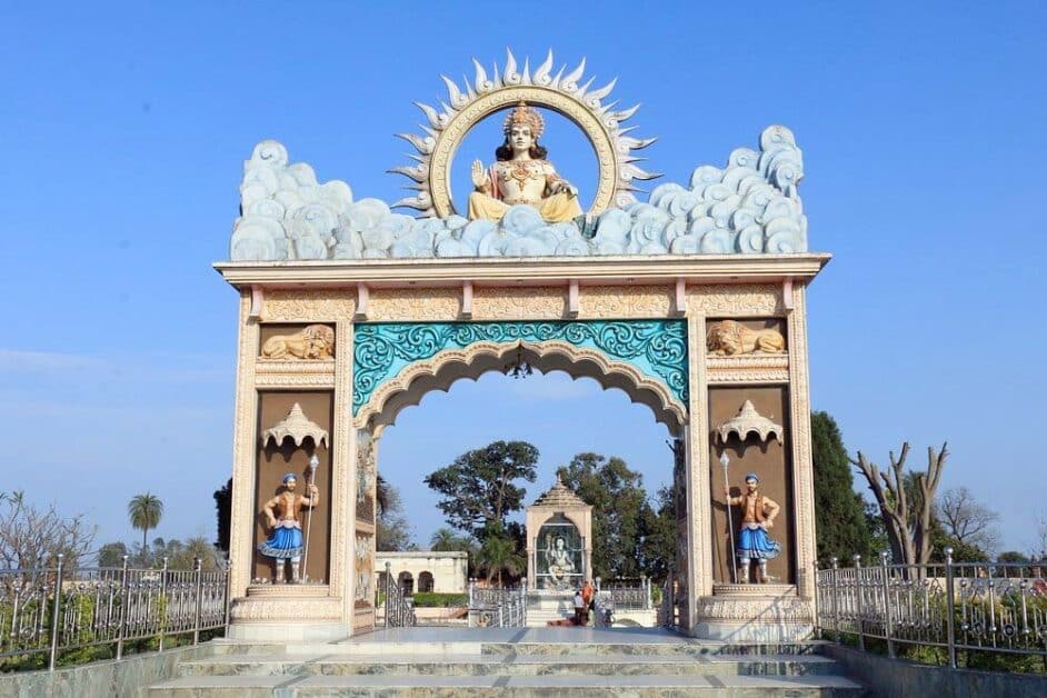 Decorative gateway Sarovar at Pandori Dham in Gurdaspur, Punjab