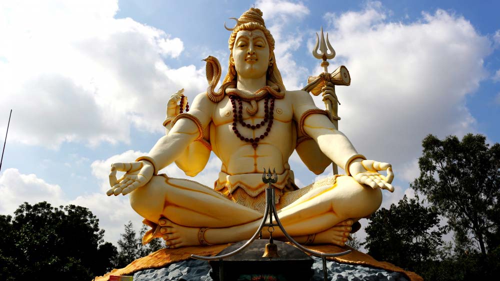 मंदिर में ध्यानमग्न भगवान शिव की प्रतिमा